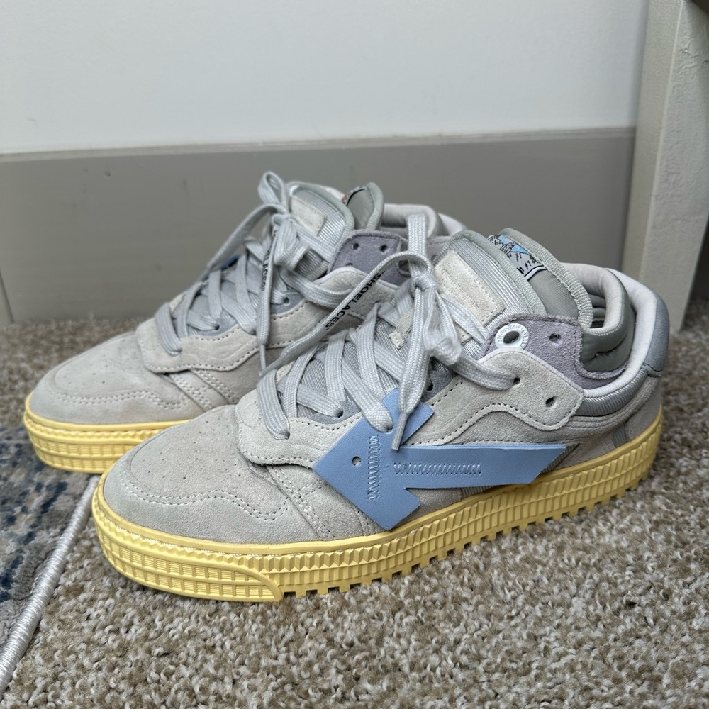 Off-White court low floating arrow sneakers in grey / yellow